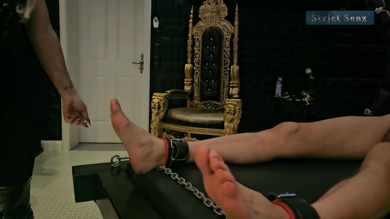 Strict Senz: 랙 1부에서 몸에 간지럽히는 발정난 발정난 Sheela Sinner 긴 손톱
