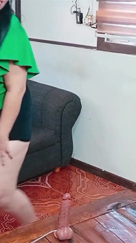 Ajutând curat casa, dar fără chiloți, am pus vibratorul în pizda mea