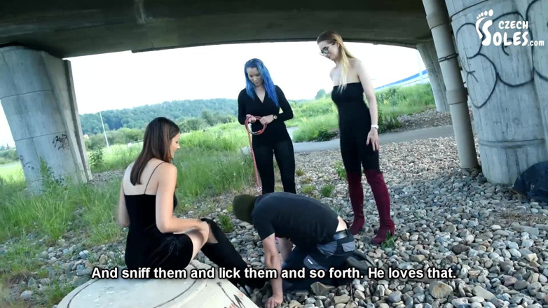 Czech Soles - foot fetish content: 彼女の2人の友人と足の奴隷を歩く