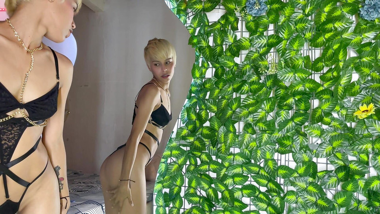 Sweetvalerie21: Blondýnka ve velmi horkém oleji masturbuje ve svém pokoji, zatímco...