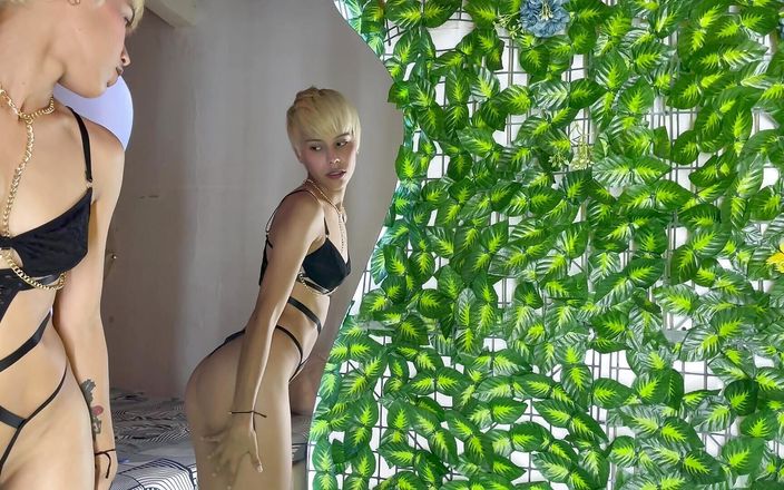 Valerie studio: Blondine in zeer hete olie masturbeert in haar kamer terwijl...