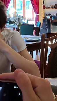 Chlap si po večeři vzal pornohvězdu domů a nechal ho, aby si zničil hrdlo a těsnou díru