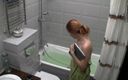 Milfs and Teens: Náctiletá holka zlobí při sprchování