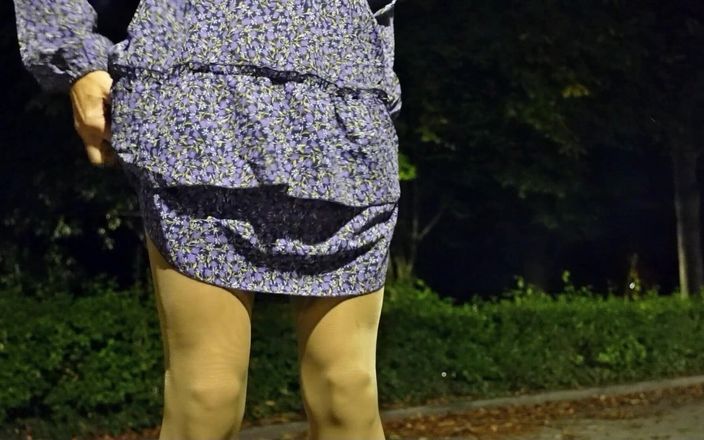 Loreley add: Je pisse dans 2 collants et 2 latex avec des talons hauts