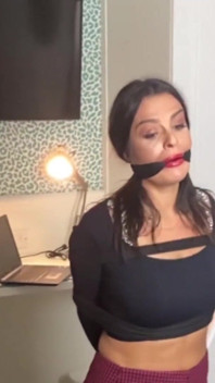Sexy Sekretärin eng gefesselt und mit Cleave Gag geknebelt und dann riesiger ballknebel, während gefesselt spreizt Adler auf dem Bett!