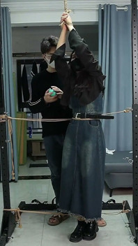 내 여자친구는 금속 받침대에 고정되어 간지럽혀져 있다