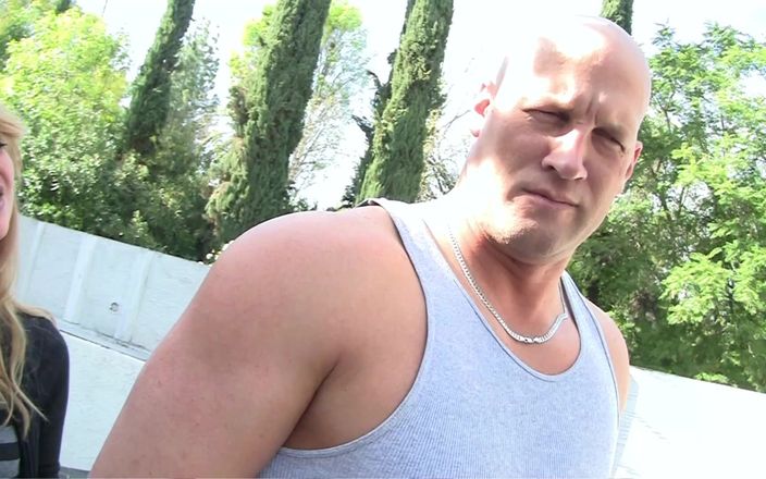 Pervy Studio: Ładne dziewczyny zostały otoczone i używane przez wszystkich