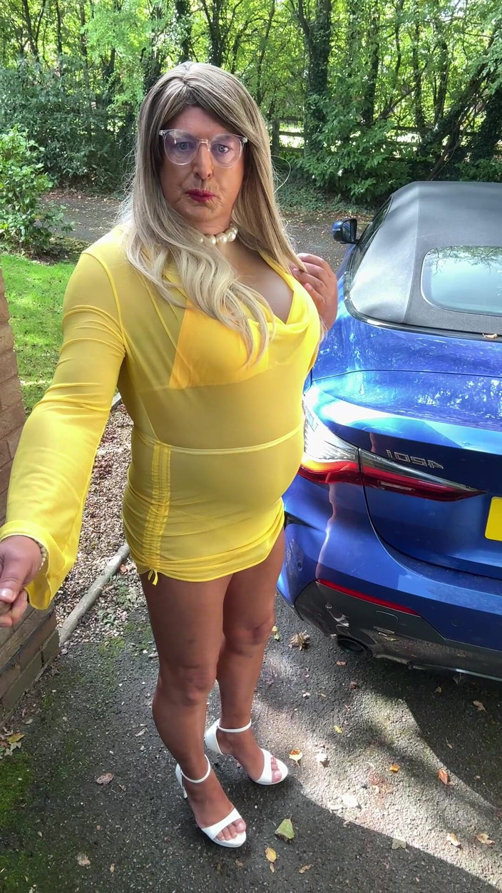 Kellycd2022: Kellycd2022 sexy în rochie galbenă see thru și tocuri