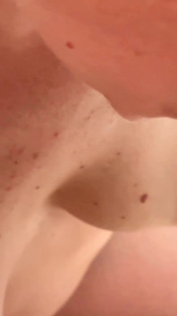 Páni! Máš tolik precum. Ochutnávání šťávy z čůráka. Mrdka v puse. Záběr zblízka.