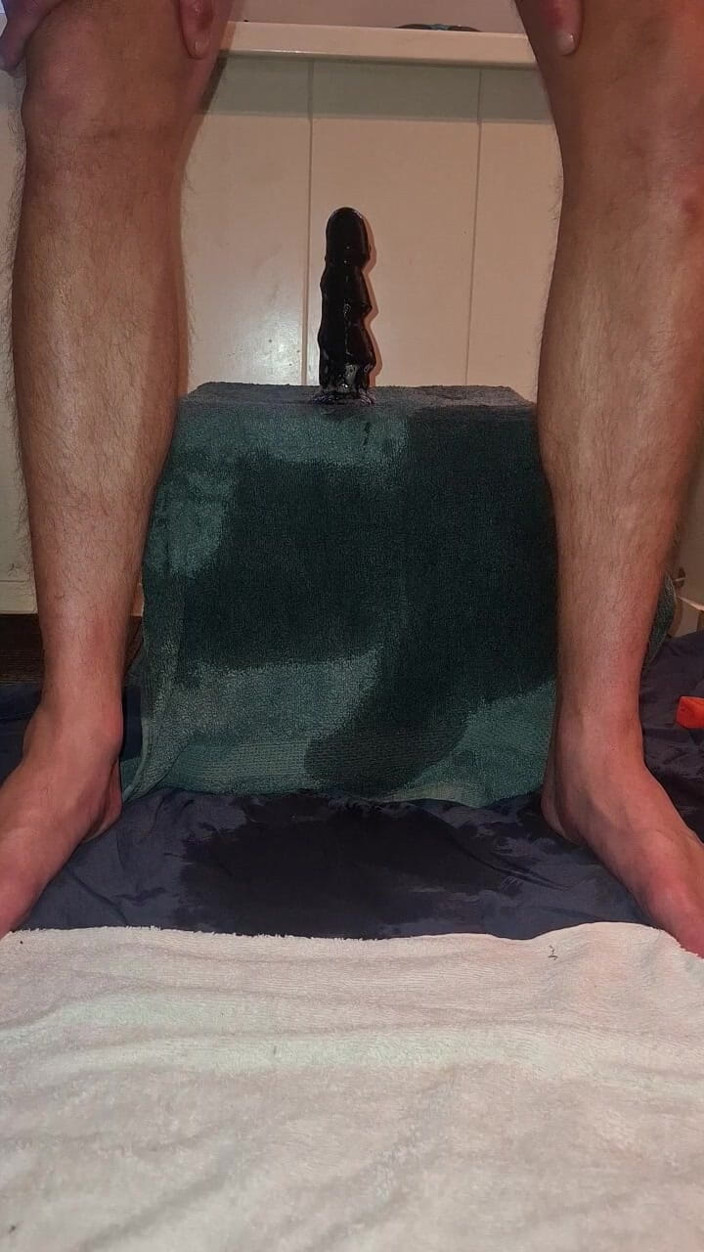 NoFace Twink X: Gorący solo mężczyzna ujeżdża swojego dildo rano