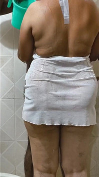 L'arrapante desi angel della fidanzata fa un bagno selvaggio