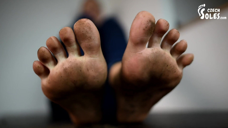 Czech Soles - foot fetish content: I piedi di sofie sono così sporchi dal camminare a...