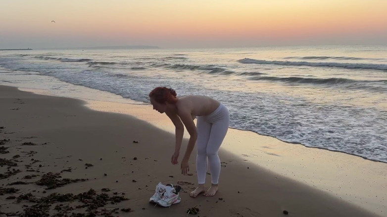 Sheryl X Sinclair: 해변에서 벌거벗은 자위!