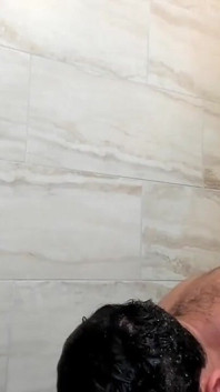 Jacked kulturysta z ogromnym tyłkiem i prysznicami kogutów podczas Chaturbate Show
