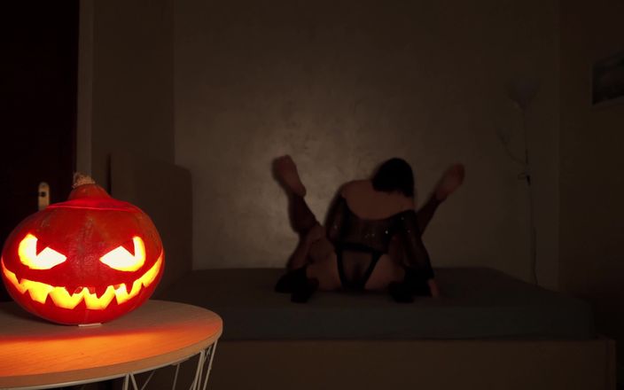 Mistress Taly: Firar Halloween med Pegging