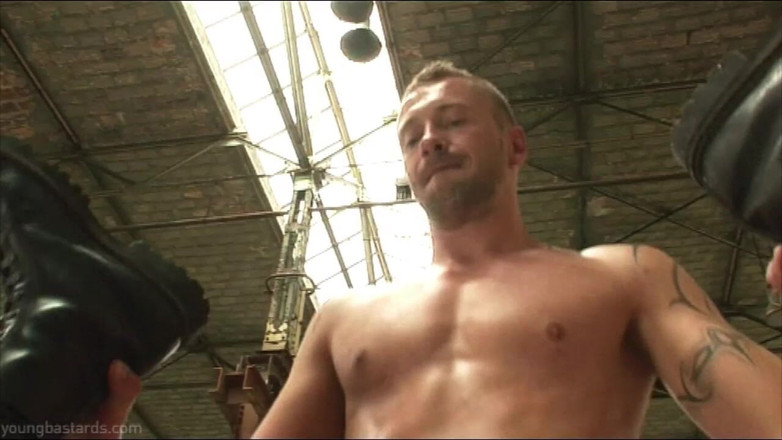 Young Bastards: Submisse-sklavin von tätowiertem brocken geknallt