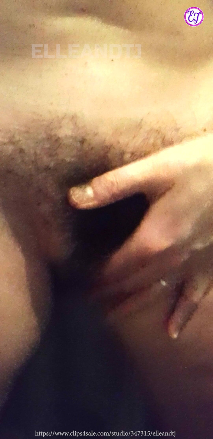 elleandtj: Hårig MILf som fingrar själv