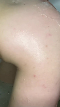 Vergini del sesso gentile in bagno a pecorina