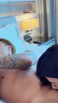 Můj přítel mě překvapil dvěma sexy holkami k mým narozeninám!