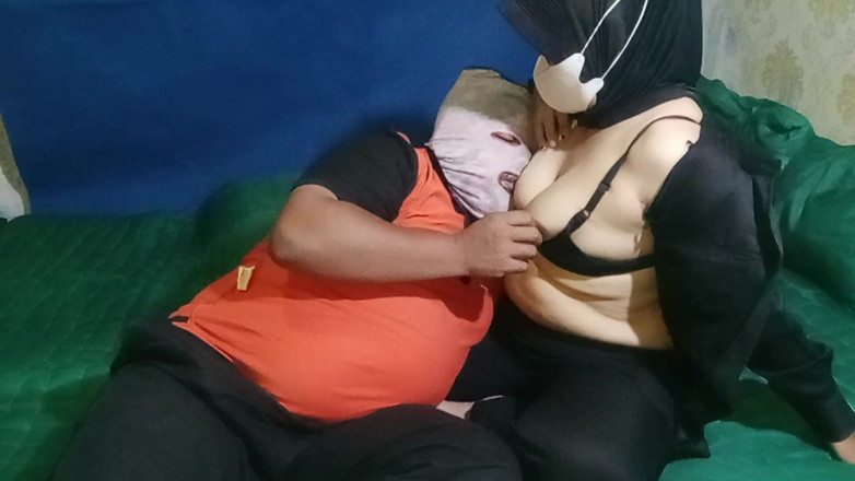 Babang endut: 女性警備員によるチンコフェラチオ