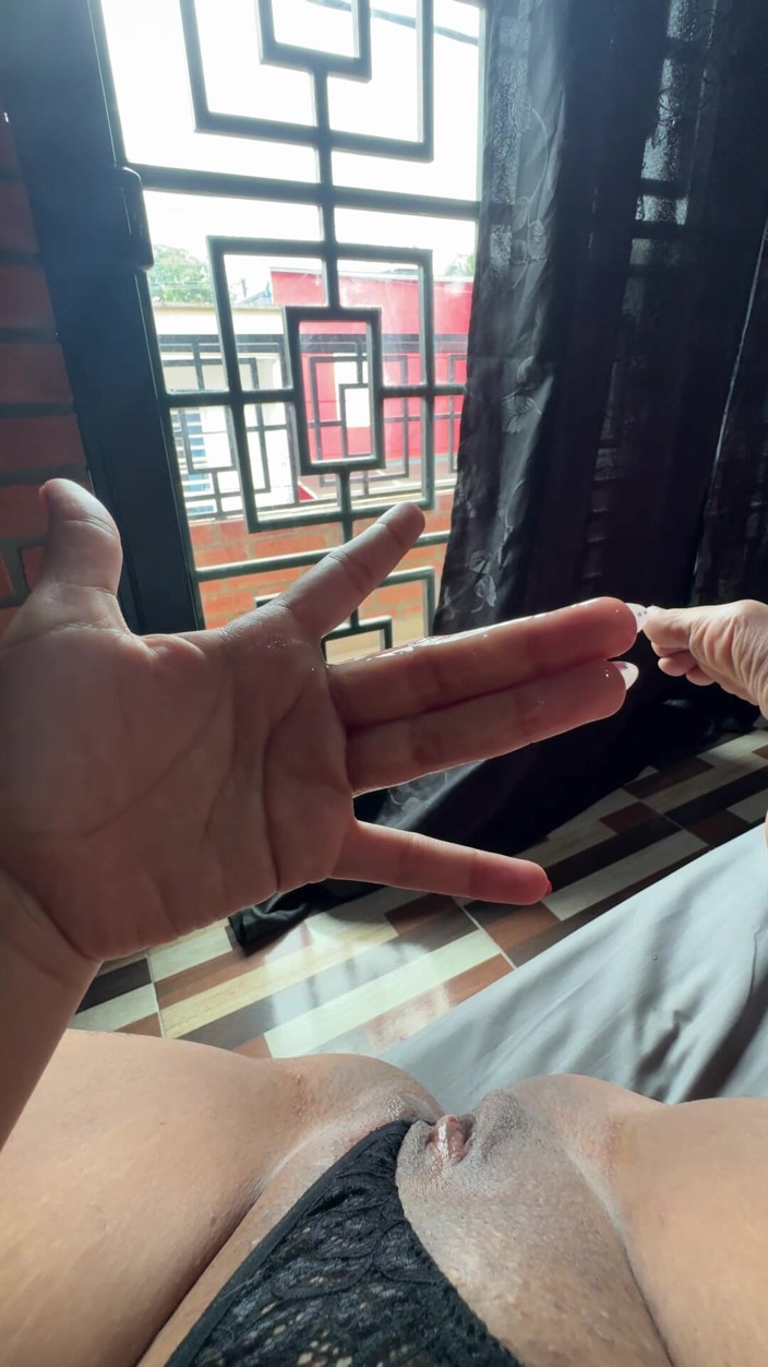 EMY_AND_JONH: Sayang, kapan hari seseorang menatapku melalui jendela dan datang untuk...