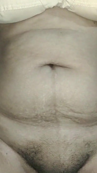 쪼이는 후장 구멍에 보짓물이 많은 젖탱이와 넓은 보지를 보여주는 파키스탄 미시 주부