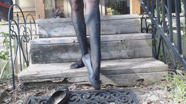 PandoraSG: フラットの階段を足踏みで踏み鳴らす屋外