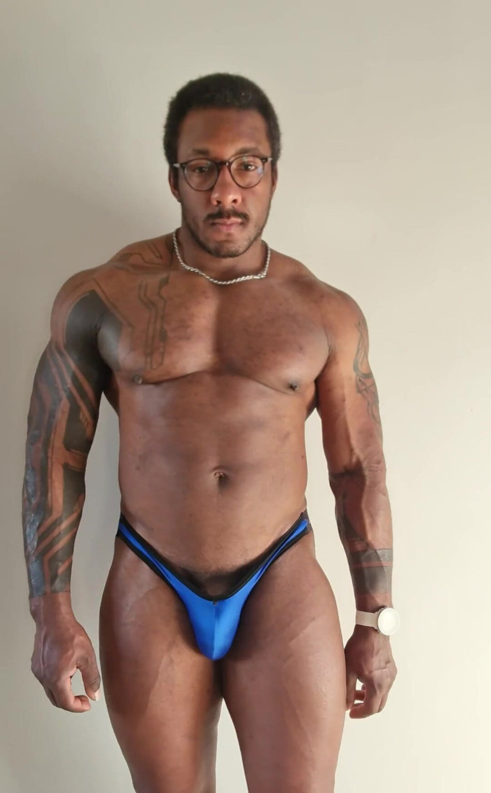 Amadeus: Bara ett blue ass underkläder tror jag, vet inte vad...