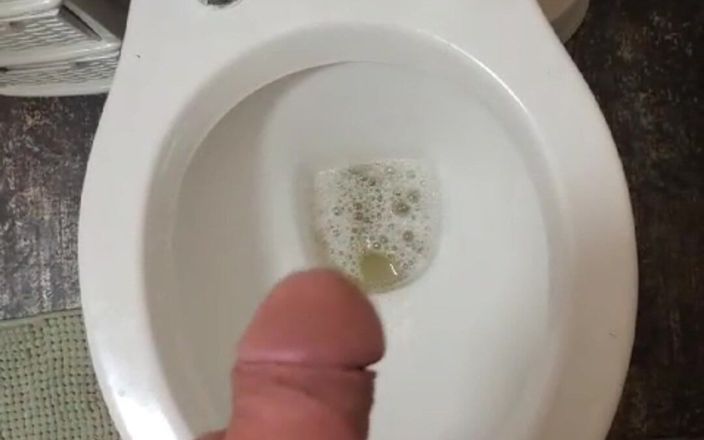 SkinnyWithAHugeDick: Fare pipì in bagno Compilation