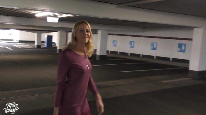 Miley Weasel: Blonde Jerman Miley Weasel dikongkek dubur di parkinglot