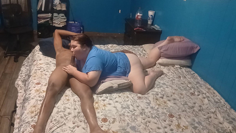 Sloppylynn: Tête baveuse et grosse noire, gorge profonde sur une grosse...