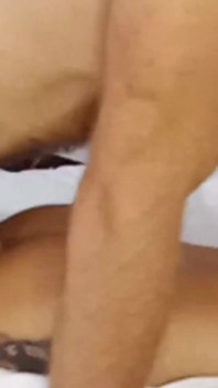 여친의 엉덩이에 아이스크림을 핥는 늙은 의붓여동생