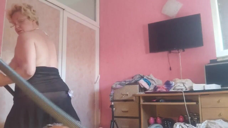 Putarankahotmilf: Pembantu rumah miang membersih dan melancap dengan pembersih vakum