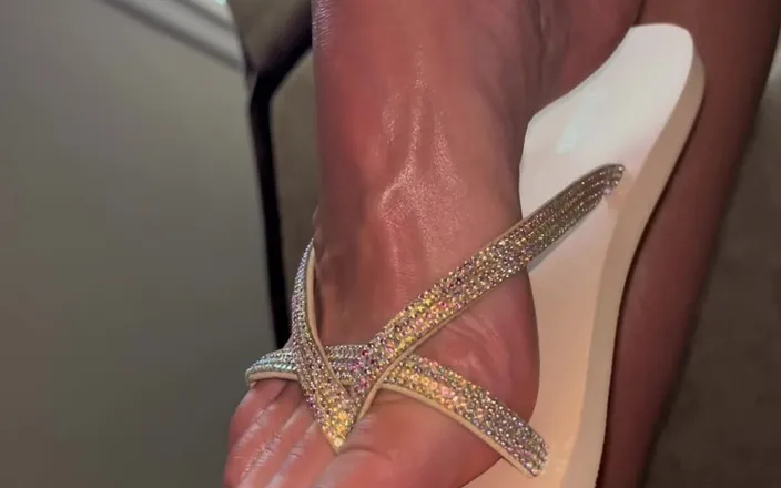footivities: Flip Flop Pop by Ivys Feet