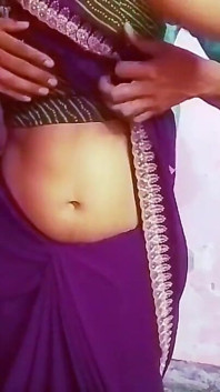 Indianca Desi Bhabhi l-a făcut pe soțul ei fericit purtând un sari violet