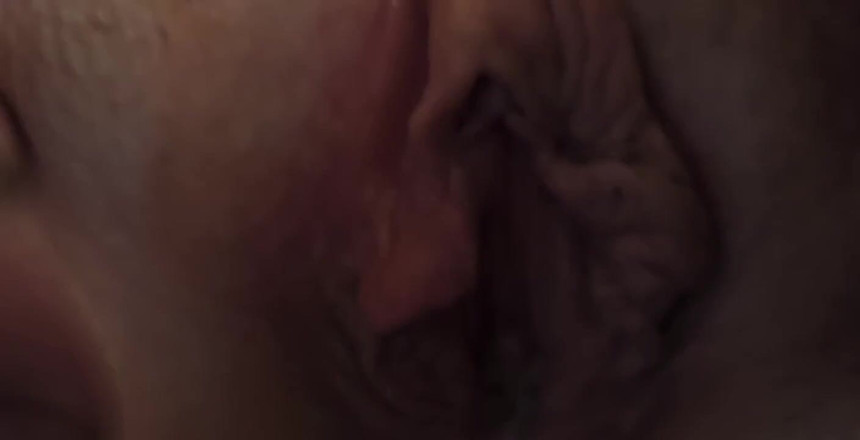 LEXI AND DAN: 夫は、私が他人の太いチンポをしゃぶっているPOVがどう見えるか知りたがっているので、彼はそれを着て私にしゃぶらせます