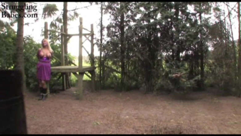 Submissed: Deedee 在户外被绑住并被裂开