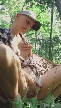 Voyeur im wald - mädchen masturbiert im freien