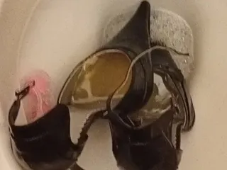 Sexiga punktiga höga klackar kikade på och spolade ner toaletten