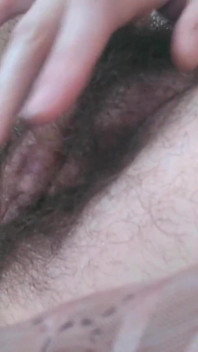Orta yaşlı seksi kadın amcık ginnagg'ın şiştiği kadar klitoristen birkaç kez boşalıyor