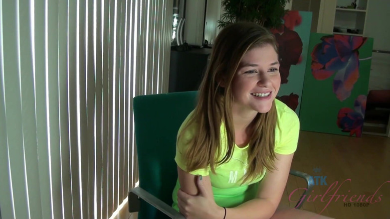 ATK Fans (Girlfriends): Lara Brookes masturbeert en geeft borstvoeding voor de webcam
