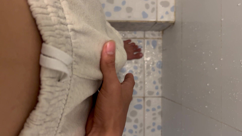Quan Vietnam 18: 18 Year Old Boy Masturbates in His Stepsister's Bathroom