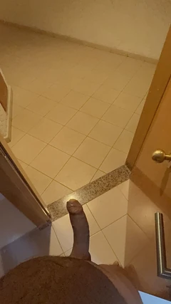 在酒店炫耀我的大鸡巴，客房服务在哪里？