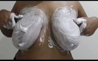 The cat woman: Dívky s velkými prsy si třely prsa pěnou