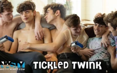 Gekietelde Twink - Zayne Bright wordt gekieteld door Donavin en Jayden