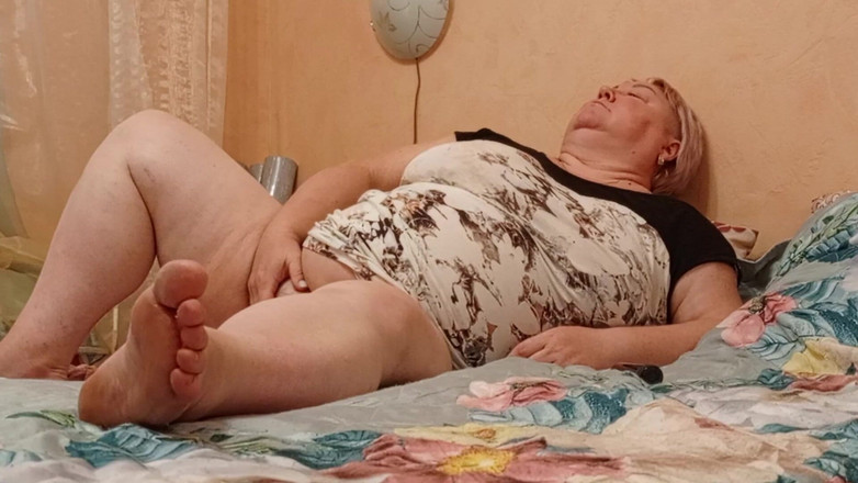 Zona901: Wieczorna masturbacja cipki z macochy