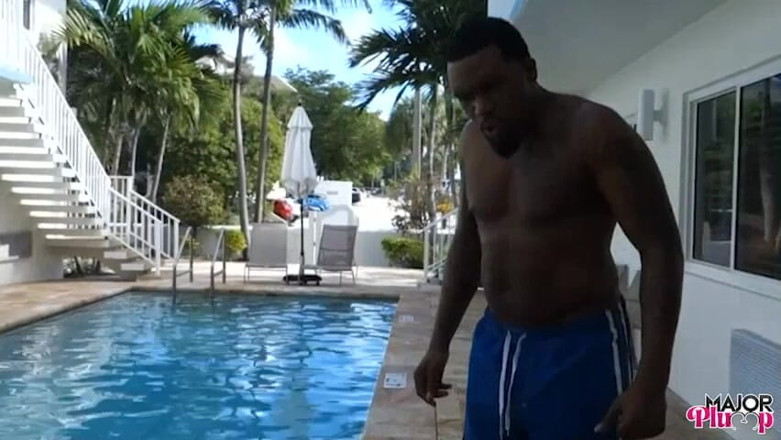 Major Plump: Rome Major Picks up Two Plump Pawgs at the Pool