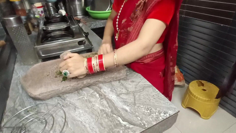 Pyaripooja22: Kakak ipar india bikin memeknya gatal-gatal di dapur, kemudian kakak...