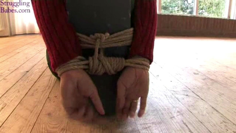 Submissed: Natalie Cleavegagged legata al palo