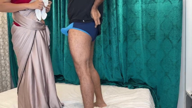 Nisha bhabhi ki chudai: 印度年轻的继妹与继兄弟啪
